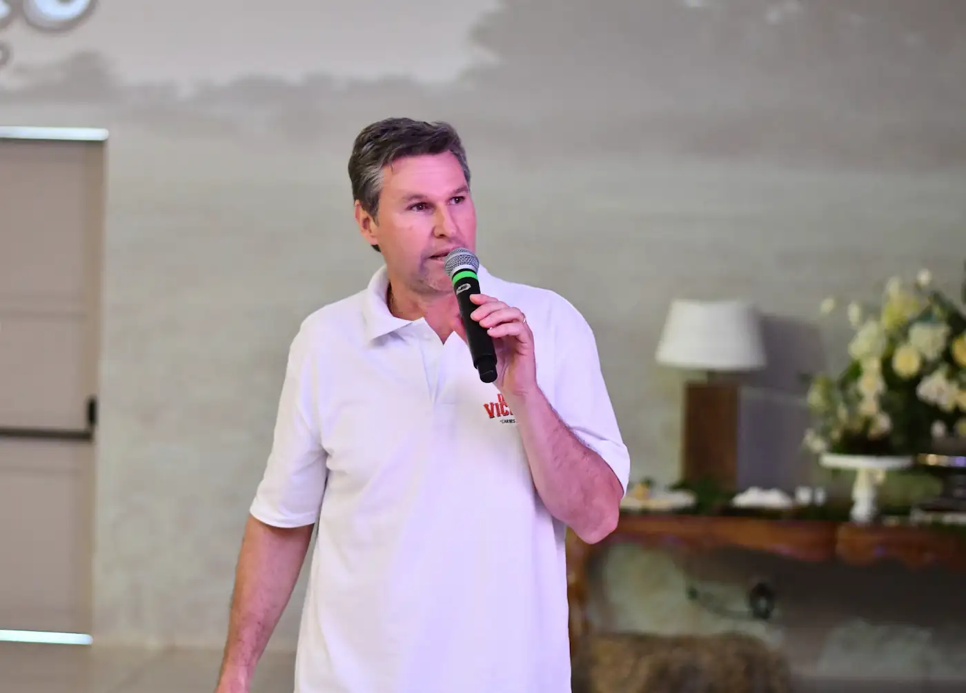Participantes acompanhando uma apresentação
