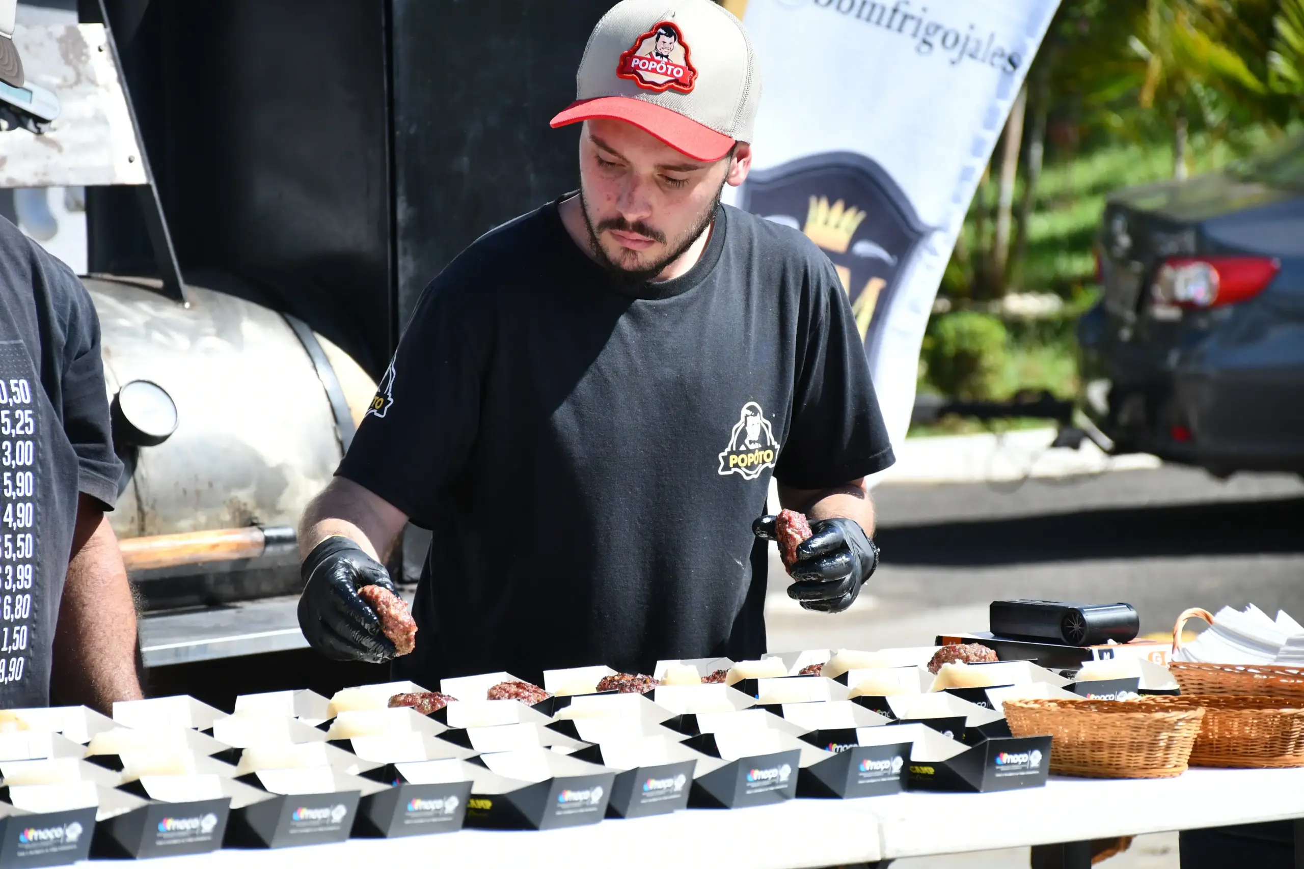 Profissional preparando porções durante o evento
